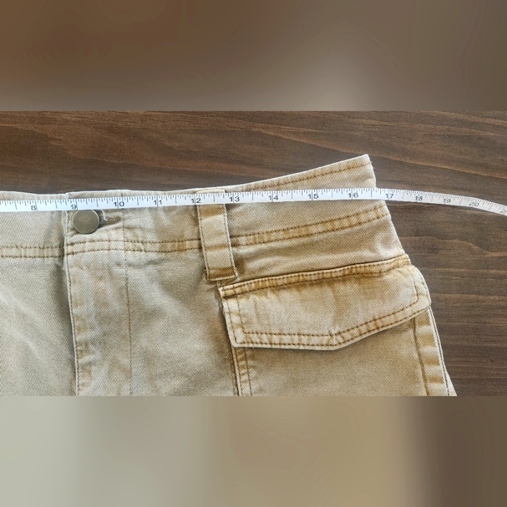 Old Navy~Woman's Y2K Cargo Shorts~Tan~size Large - Picture 10 of 13